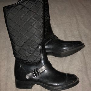 black winter boots